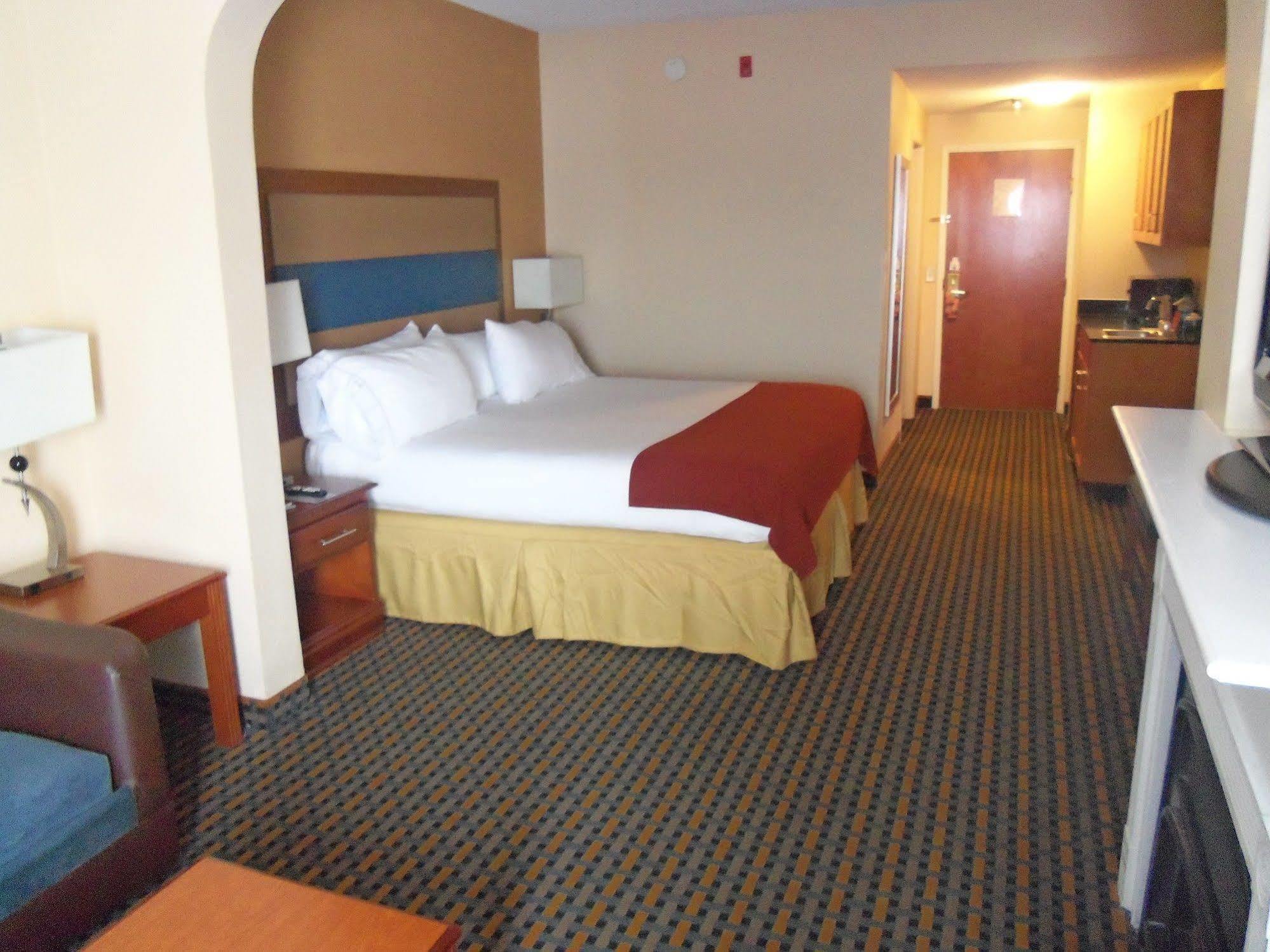 Holiday Inn Express Hotel & Suites Sanford By Ihg Exterior photo